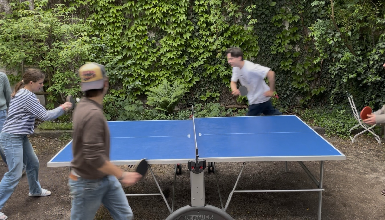 Tischtennis-Runde im Hof
